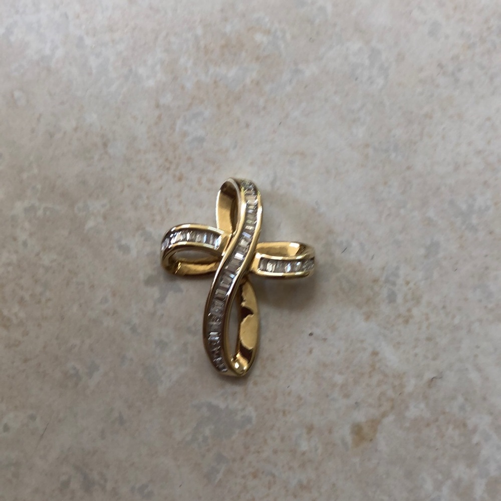 Diamond Cross Necklace - 10k Gold with 1/4 TW Diamond 💎